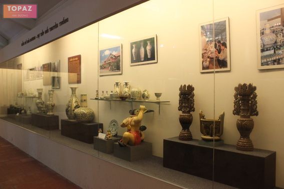 Gốm sứ được trưng bày trong bảo tàng