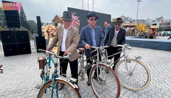 Những chiếc xe đạp cổ của Pháp được triển lãm, thu hút đông đảo người dân chiêm ngưỡng