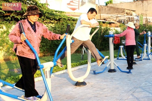 Ngày càng có nhiều người đến Quảng trường Thống Nhất sử dụng các máy tập thể dục miễn phí