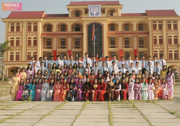 Trường THPT chuyên Nguyễn Trãi được thành lập dưới tên gọi Trường Phổ thông Năng khiếu Hải Hưng