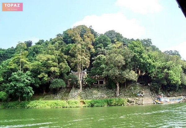 Núi Ngọc là một ngọn núi đá vôi nằm ở thôn Đanh, xã Ngọc Sơn