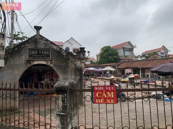 Chợ Vàng nằm tại xã Quyết Thắng huyện Thanh Hà tỉnh Hải Dương là một điểm thương mại truyền thống với lịch sử phát triển lâu dài