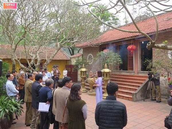 Người dân ghé thăm chùa Ngũ Đài Sơn cầu nguyện