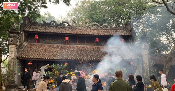 Du khách ghé thăm Đền Cao Chí Linh
