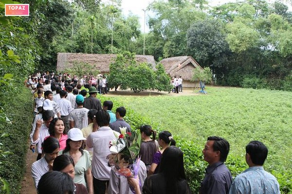 Hình ảnh người dân tham gia lễ hội đền Kiếp Bạc 