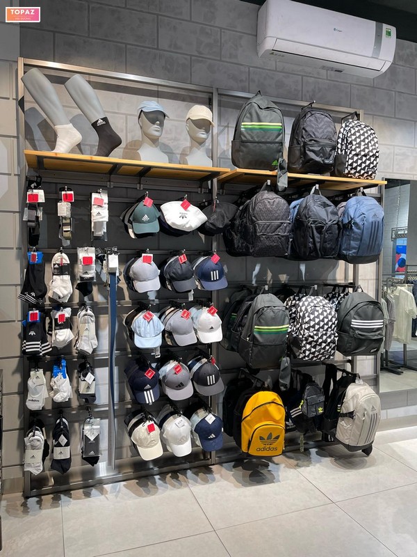 Các loại mũ và balo tại cửa hàng 