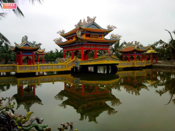 Đền Mẫu The tọa lạc tại thôn Vũ Mạnh, xã Vũ Thượng, huyện Nam Sách, tỉnh Hải Dương