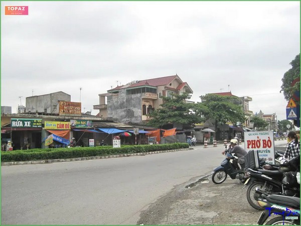 Ga Tiền Trung được xây dựng vào năm 1902, cùng với tuyến đường sắt Hà Nội - Hải Phòng