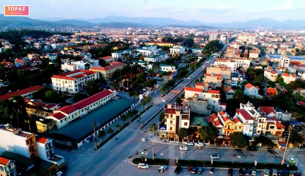 Phường Bến Tắm có diện tích 20,26 km², dân số năm 2010 là 6.369 người, mật độ dân số đạt 314 người/km².