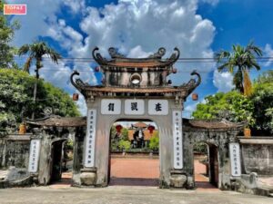Cổng tam quan chùa Giám được xây dựng theo kiểu kiến trúc truyền thống Việt Nam