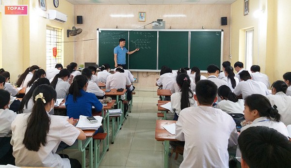 Trường không chỉ chú ý đến những ngành học trọng điểm của những học sinh xuất sắc mà còn chủ trương phát triển toàn diện cho học sinh