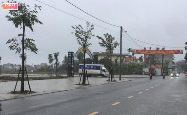 Phía Đông tiếp giáp với Thị trấn Thanh Hà và Sông Hương là khu du lịch sinh thái của huyện Thanh Hà